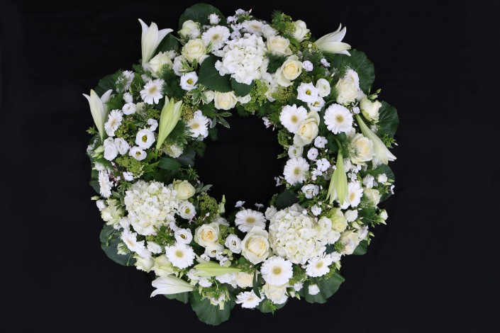 Großer Trauerkranz in weiß mit Rosen, Lilien und Hortensien