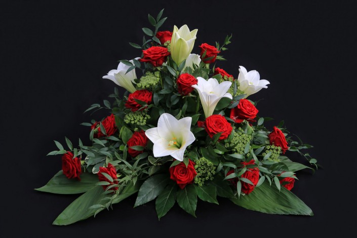 Trauergesteck mit roten Rosen und weißen Lilien