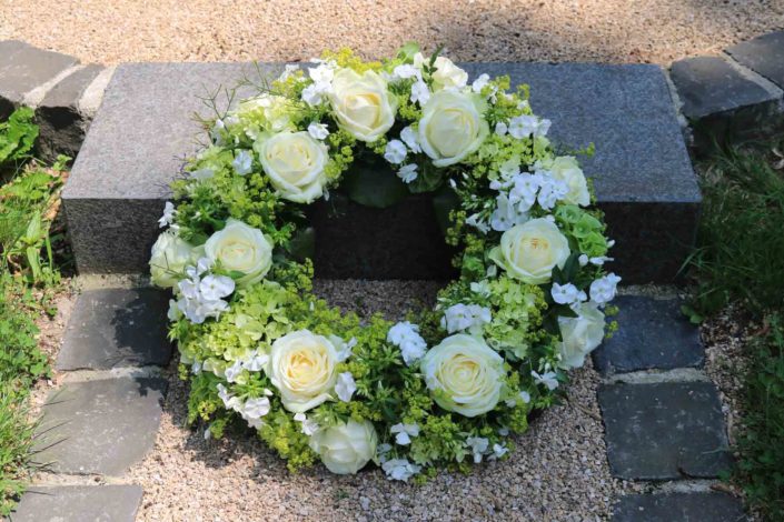 Urnenkranz in weiß-grün mit Rosen, Hortensien, Phlox und Frauenmantel