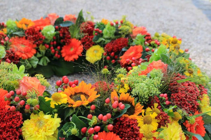 Herbstlicher Kranz in gelb, orange, rot mit Sonnenblumen, Germini, Sedum und Dahlien
