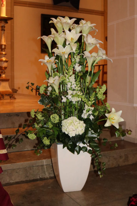 Trauergesteck in weiß mit Lilien, Löwenmäulchen, Schneeball und Hortensien