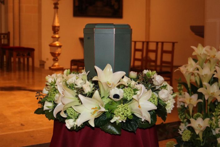 Urnenkranz in weiß mit Lilien, Anemonen, Schneeball und Rosen